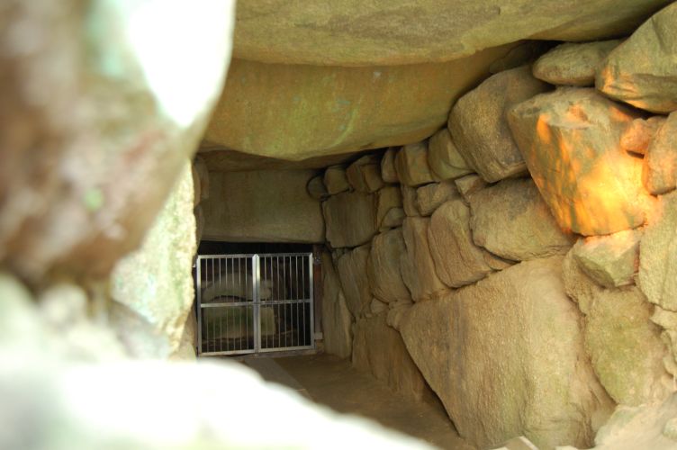 こうもり塚古墳の石室の写真